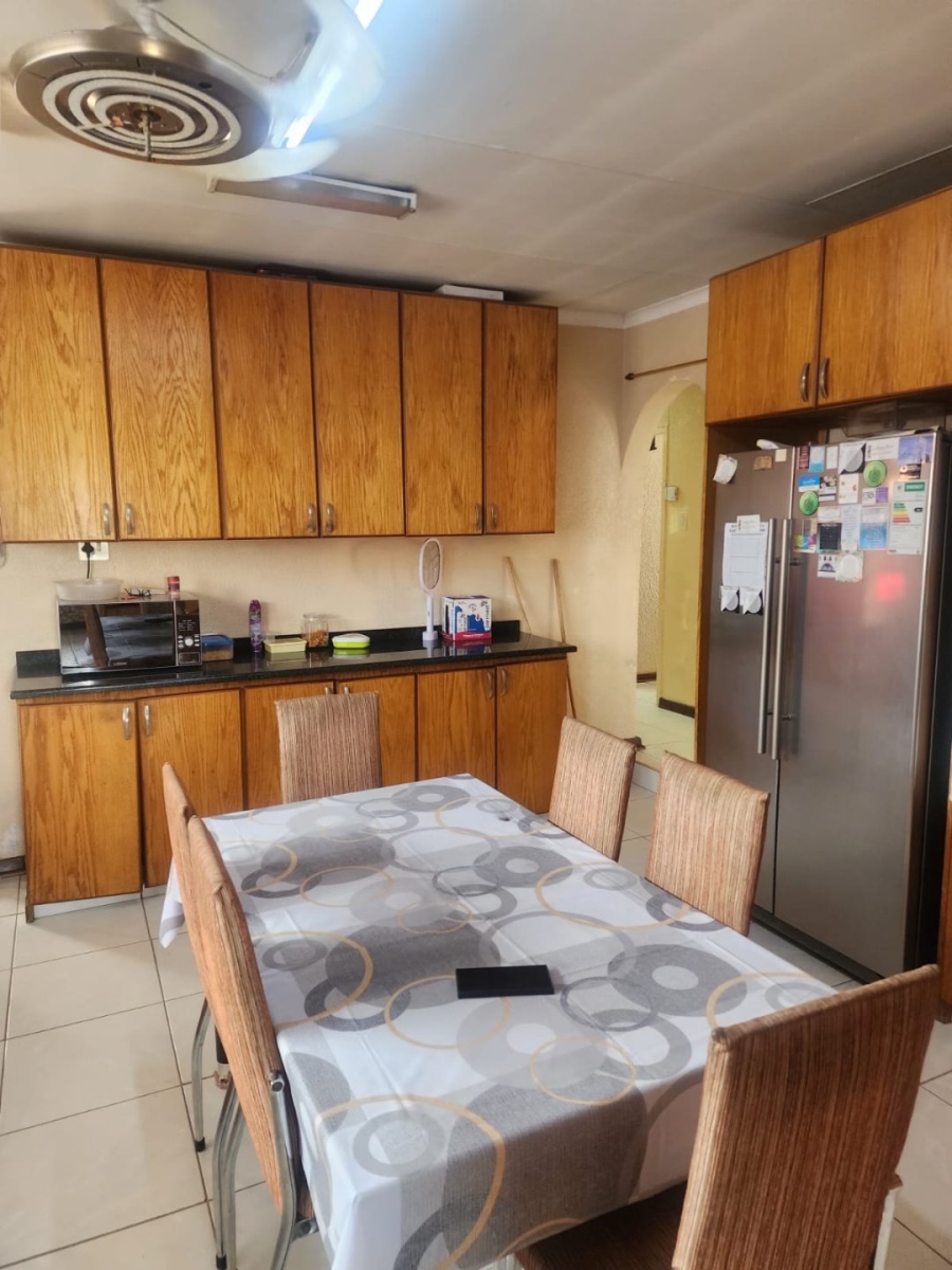 6 Bedroom Property for Sale in Manzil Park North West